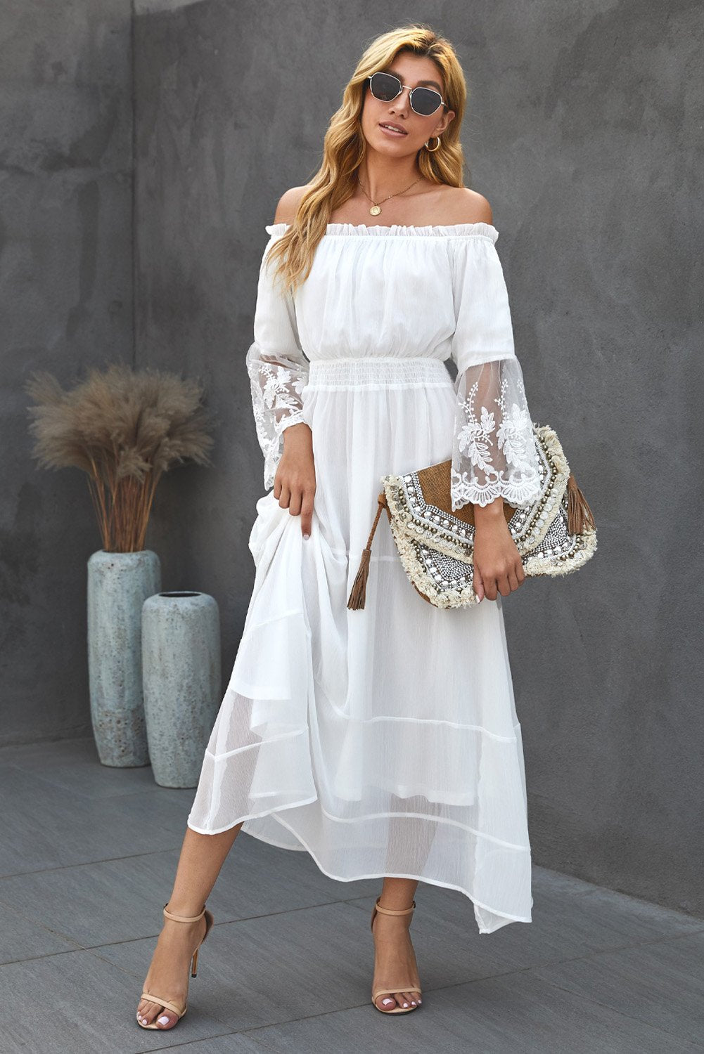 Robe maxi en dentelle à manches évasées brodées et épaules dénudées