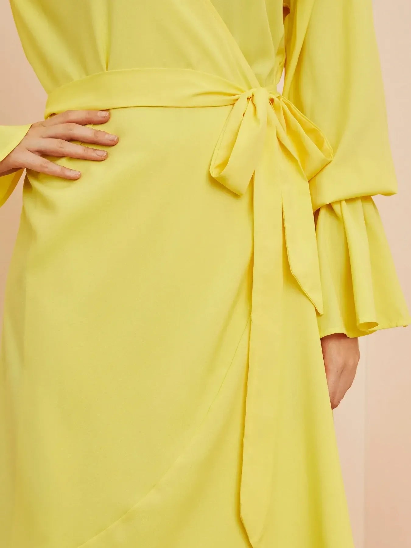 Robe longue portefeuille à volants avec manches cloche