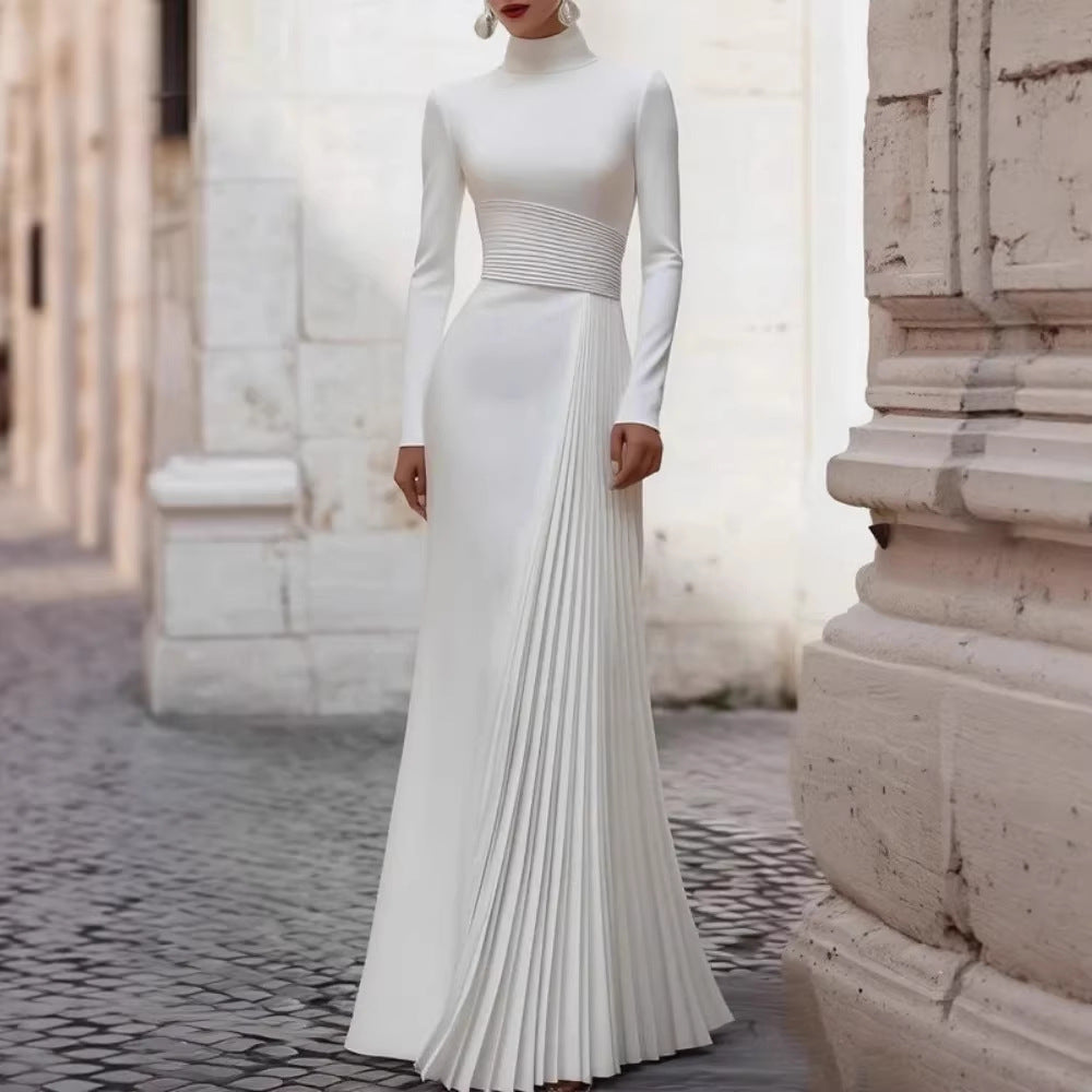 Robe de mariée élégante à col haut et manches longues, ajustée, avec design plissé, volants et style chic