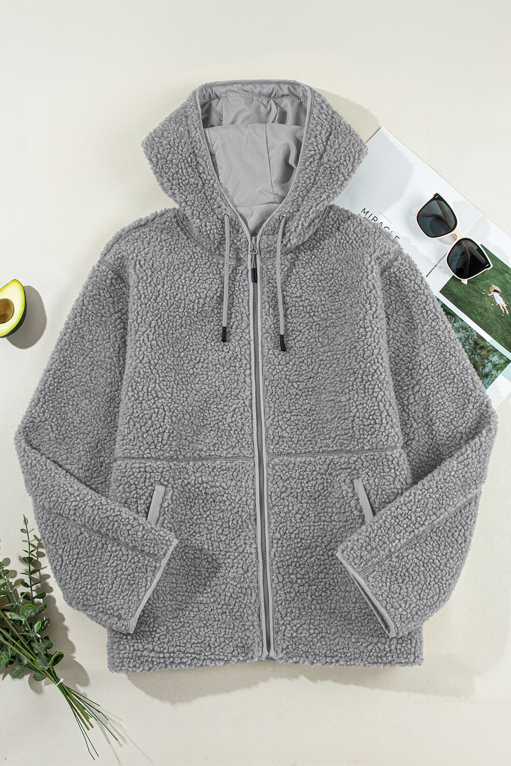 Veste à capuche mi-grise en polaire avec fermeture éclair, cordon et poches