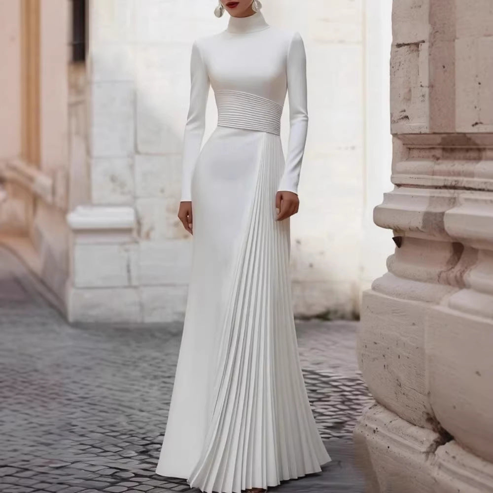 Robe de mariée élégante à col haut et manches longues, ajustée, avec design plissé, volants et style chic