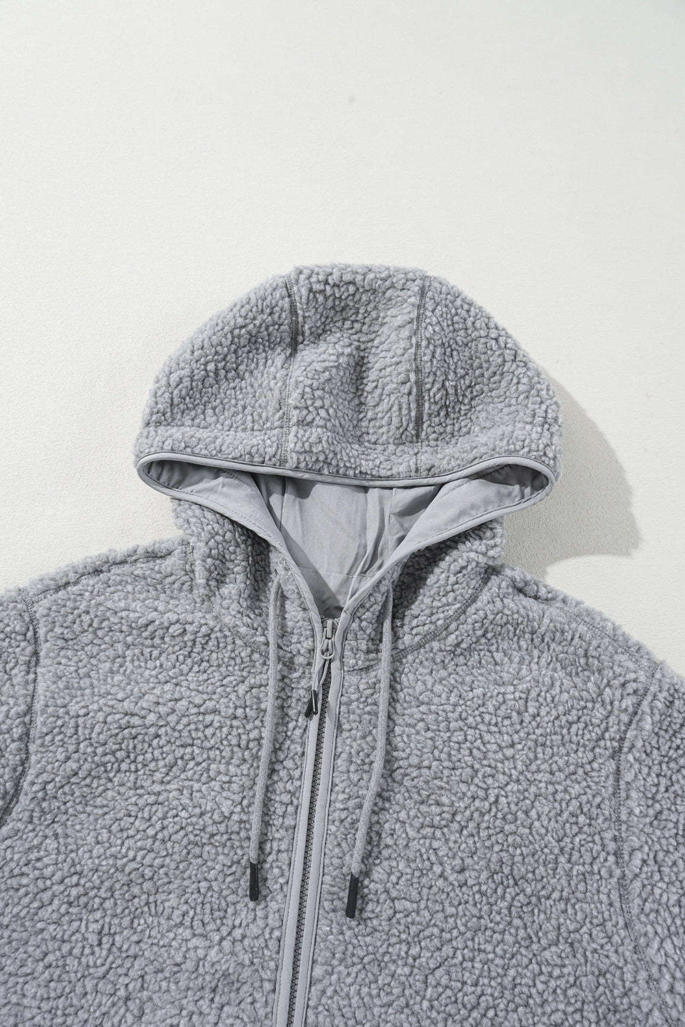 Veste à capuche mi-grise en polaire avec fermeture éclair, cordon et poches