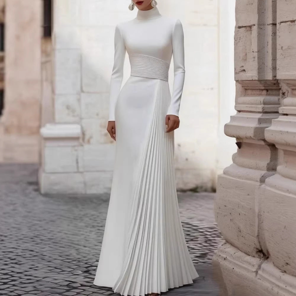 Robe de mariée élégante à col haut et manches longues, ajustée, avec design plissé, volants et style chic