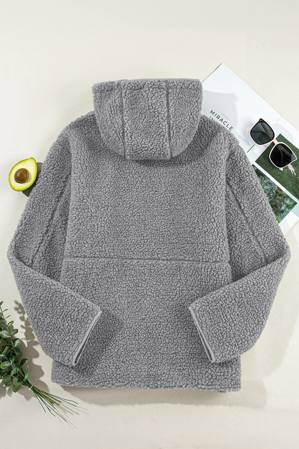 Veste à capuche mi-grise en polaire avec fermeture éclair, cordon et poches