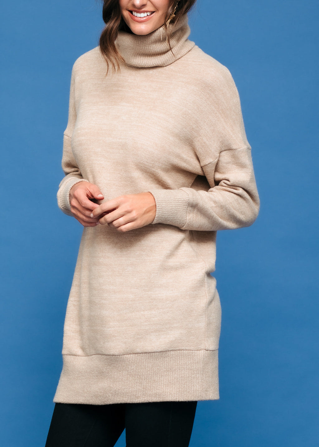 Robe pull courte à col roulé côtelé pour femme en couleur camel