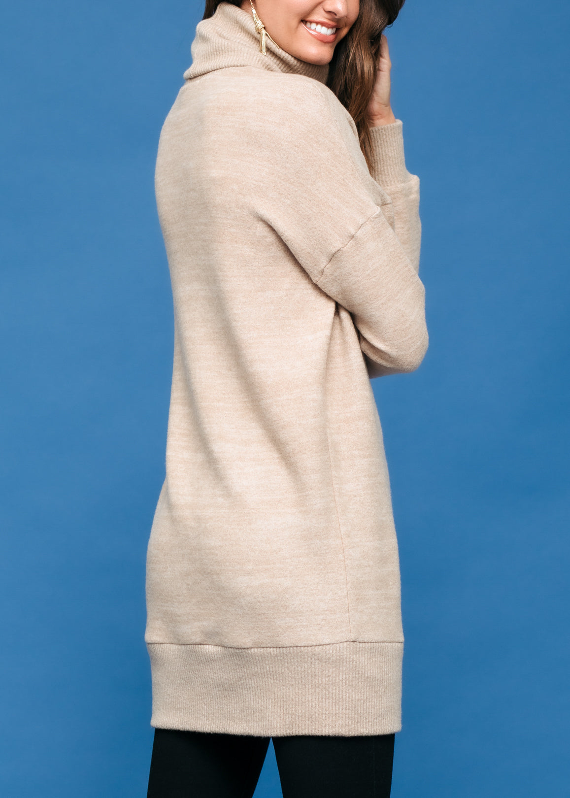 Robe pull courte à col roulé côtelé pour femme en couleur camel