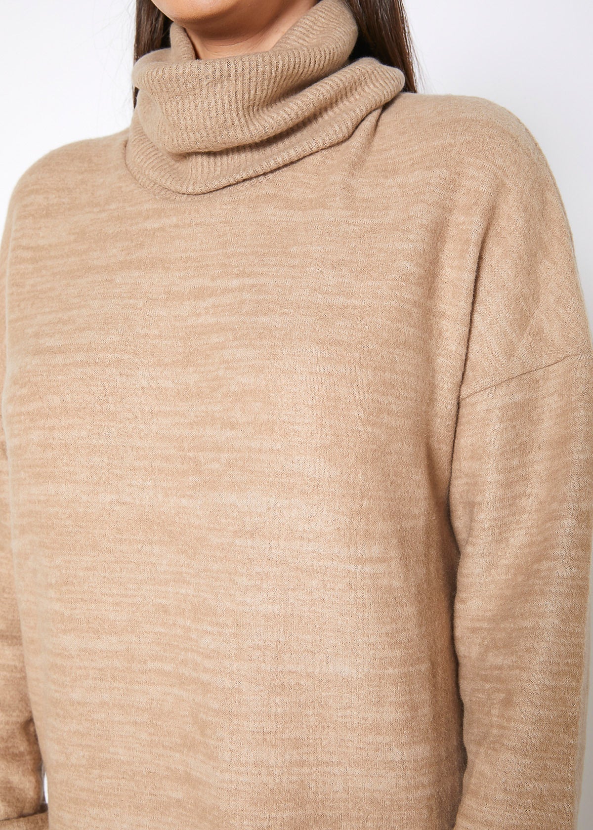 Robe pull courte à col roulé côtelé pour femme en couleur camel