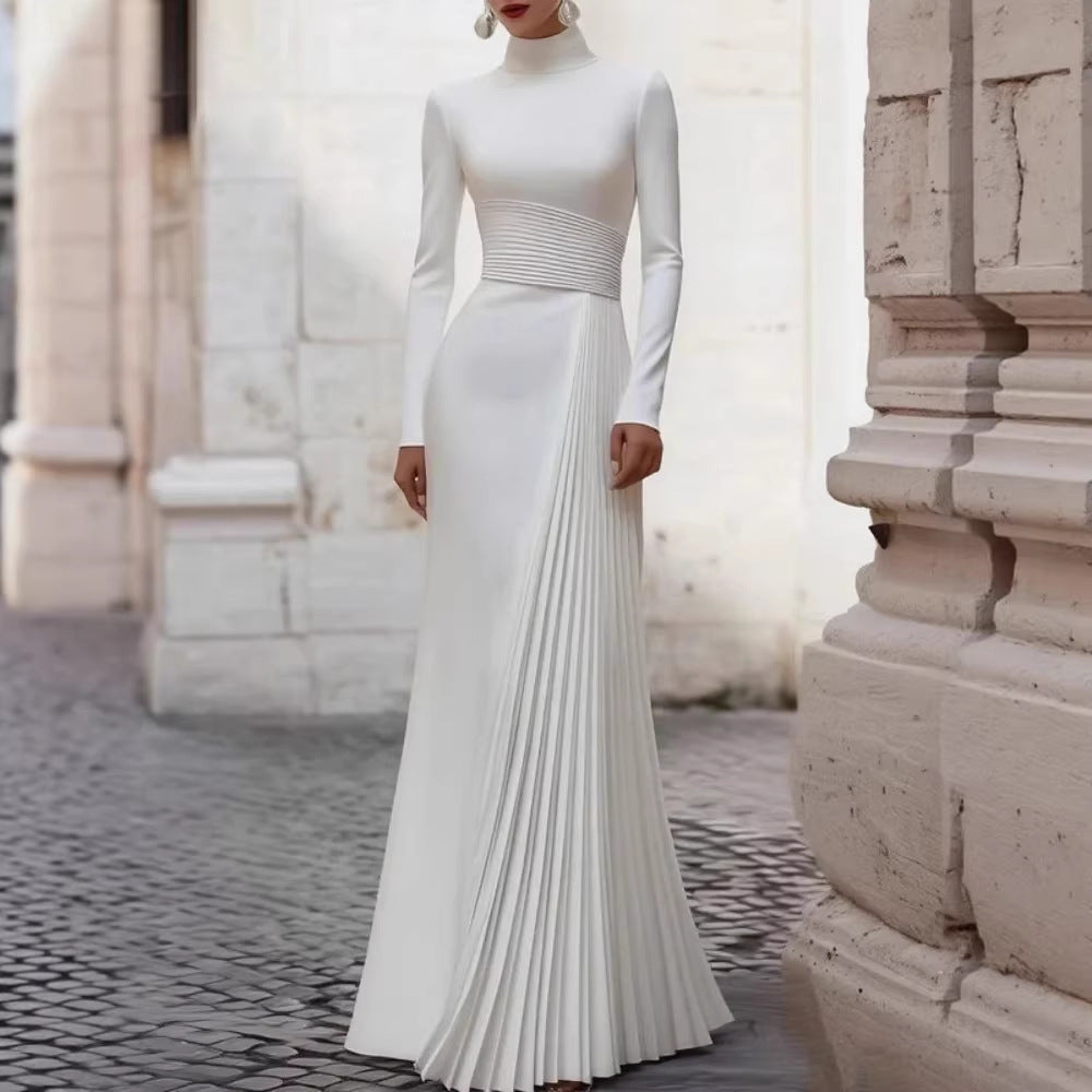 Robe de mariée élégante à col haut et manches longues, ajustée, avec design plissé, volants et style chic