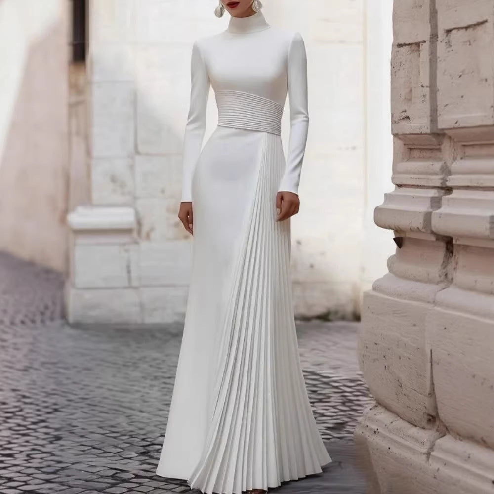 Robe de mariée élégante à col haut et manches longues, ajustée, avec design plissé, volants et style chic