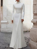 Robe de mariée élégante à col haut et manches longues, ajustée, avec design plissé, volants et style chic