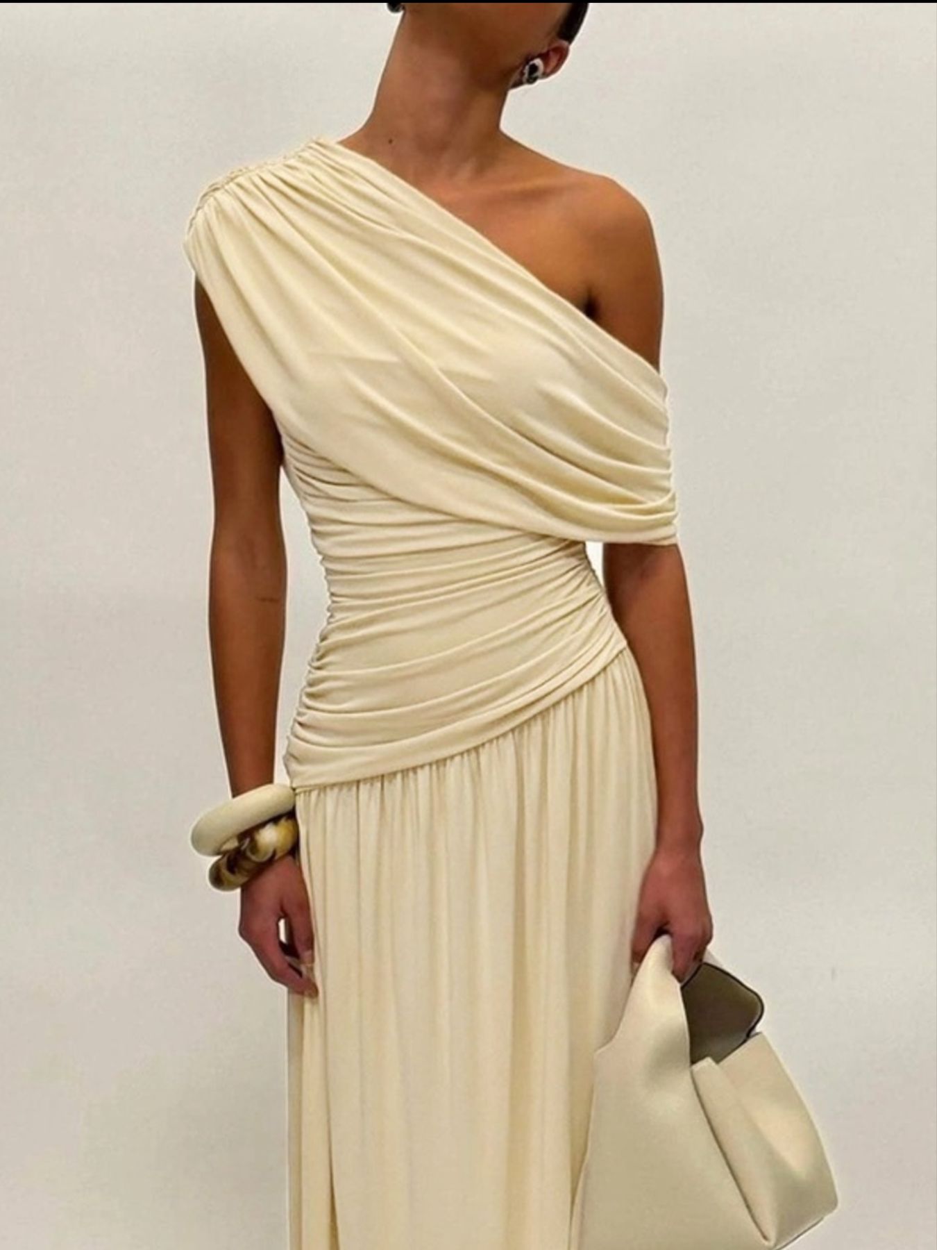 Robe maxi élégante plissée avec détail une épaule