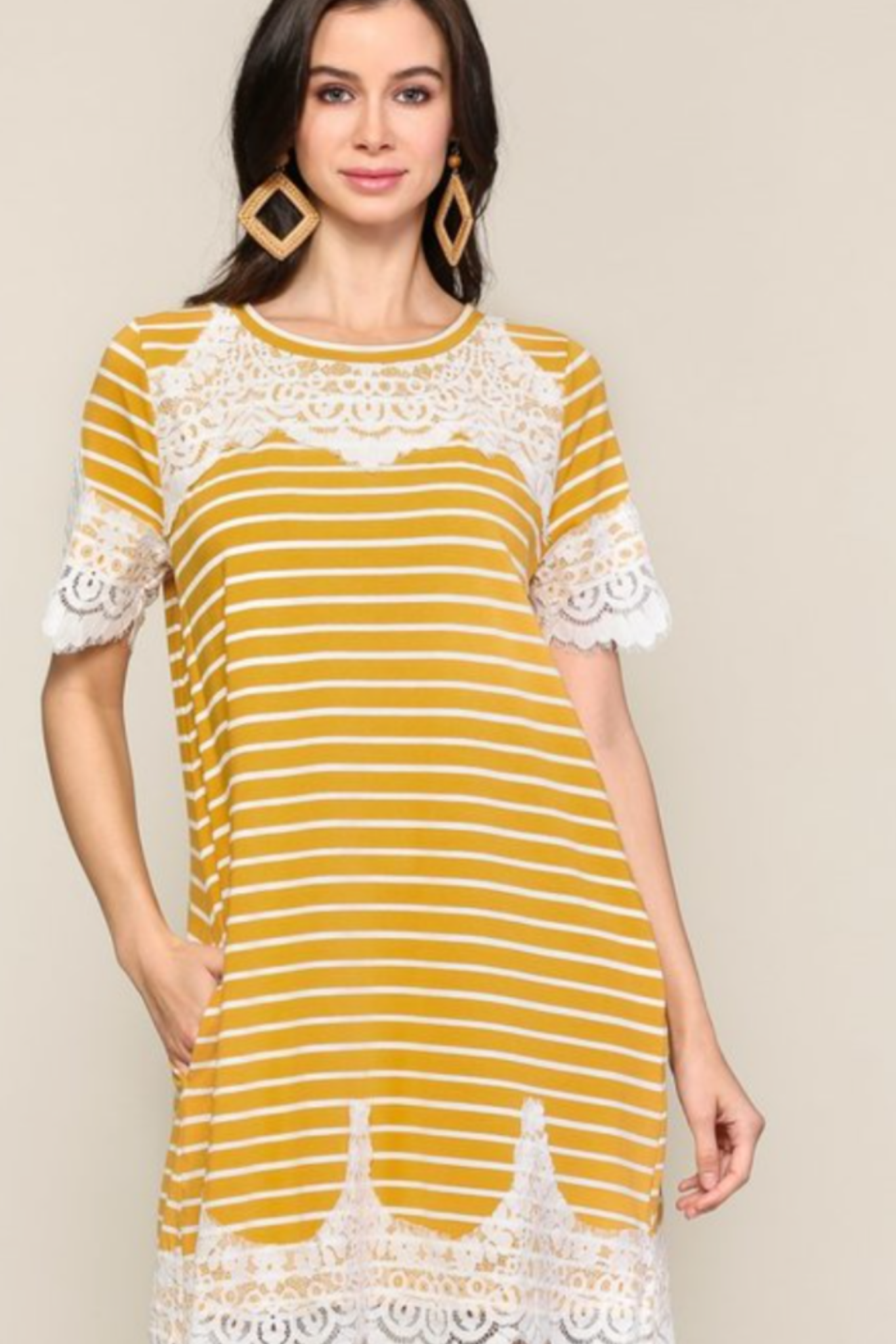 Robe moutarde à manches rayées avec détail en dentelle et col rond