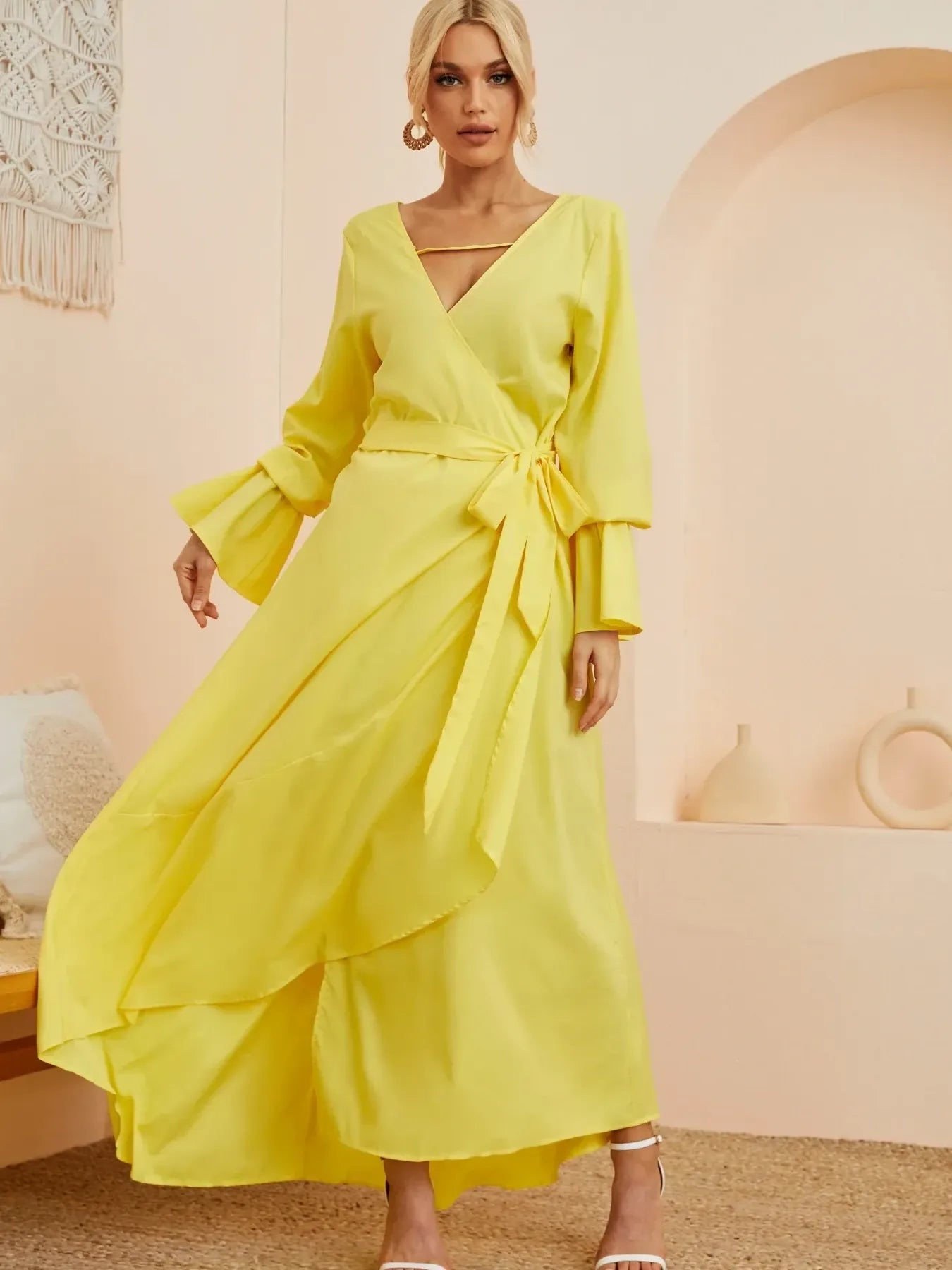 Robe longue portefeuille à volants avec manches cloche