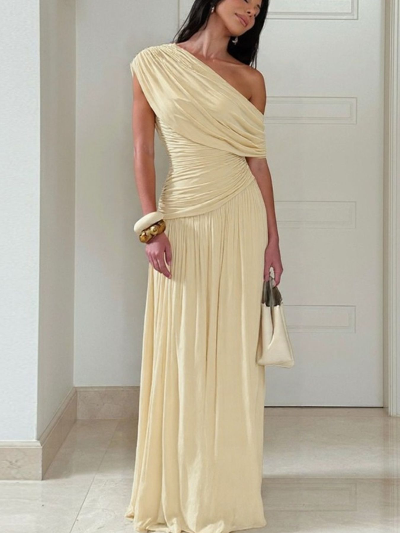Robe maxi élégante plissée avec détail une épaule