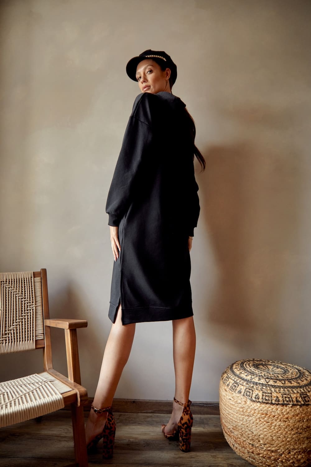 Robe midi sportive avec capuche, noire FI725