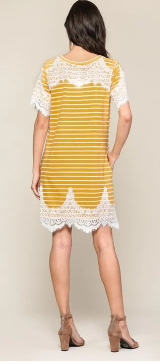 Robe moutarde à manches rayées avec détail en dentelle et col rond