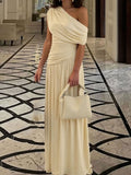 Robe maxi élégante plissée avec détail une épaule